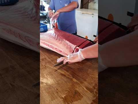 Mouthwatering cut of bluefin tuna steak／令人流口水的黑鮪魚肉排切割
