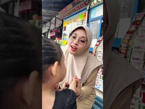 bhgia stlh mnikah tu sdrhna bgt y, diajak suami bli cilok trs dimkan pinggir jln aj udh sneng bgt