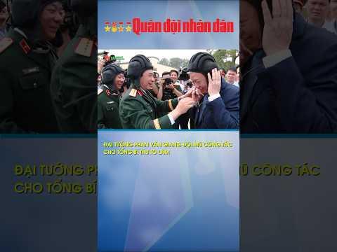 Đại tướng Phan Văn Giang đội mũ công tác cho Tổng bí thư Tô Lâm