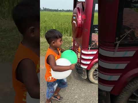 টোটো থেকে বেলুন পড়ে ধান ক্ষেতে চলে যাচ্ছে #new #viralshort #video