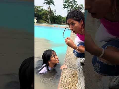 Se tiró un pedo en la piscina y esto pasó…