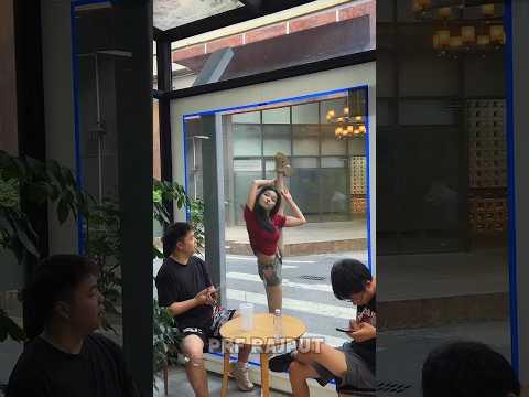 what is this girl doing with the glass #shortvideo  #glassoctopus#glasseson #pinkglasses #backglass