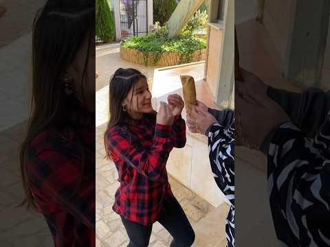 عمتي الحية عم تسرقلي اكلاتي الطيبة :😱