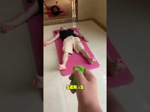 Puso Una Serpiente Falsa En Sus Pantalones 😯❤️