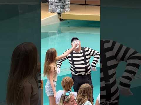 Distracted | Tom the mime