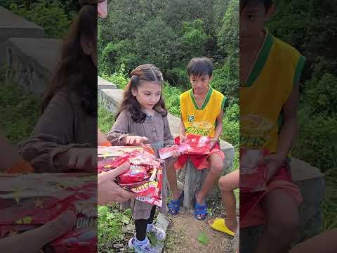 Making them happy #foreignhand #manha #actsofkindness #philippines