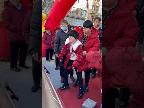 Cô bé tội nghiệp bị mẹ bỏ rơi