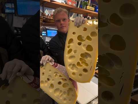 Proses pemotongan keju dengan benang