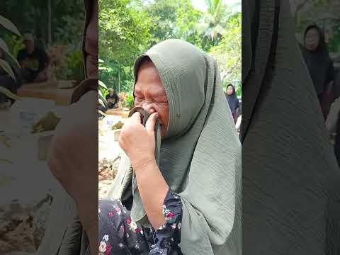 Reaksi Ara Liat Nenek Menangis Sedih Liat Mbah Meninggal Dikubur. Nin Sabar Ya Ara Sayang Nin 😢👵❤