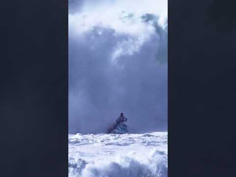 O jet virou na onda gigante de Nazaré! Imagem impressionante que vale ver até o fim 😱😢