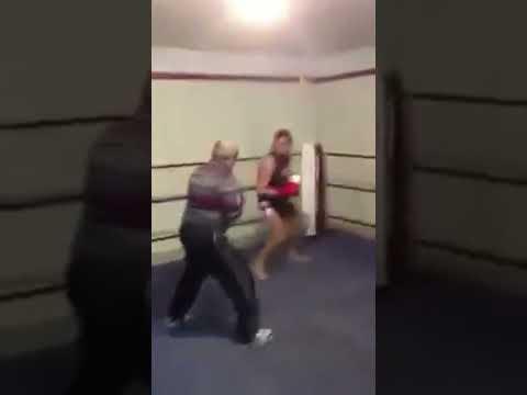 Anciano vs Boxeador Joven #Shorts #boxeo