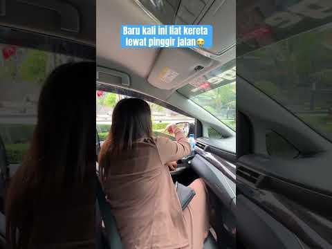 Pertama kali lewat sini kaget liat kereta  jalan pinggir jalan