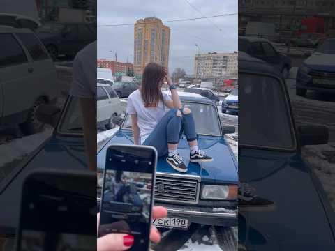 Ты в 2017 гуляешь с подругой. В инст расскажу откуда машина @kedrovaalyona