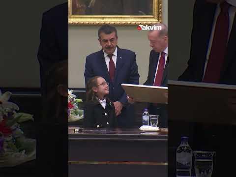 Başkan Erdoğan'a anlamlı hediye: Annesiyle olan fotoğrafının kara kalem çalışması hediye edildi