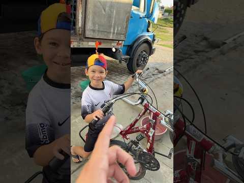 A bike montadinha de Paulinho ainda tá rosa 😂😂😂 #bike #bicicleta #grau #irmãosmedeiros