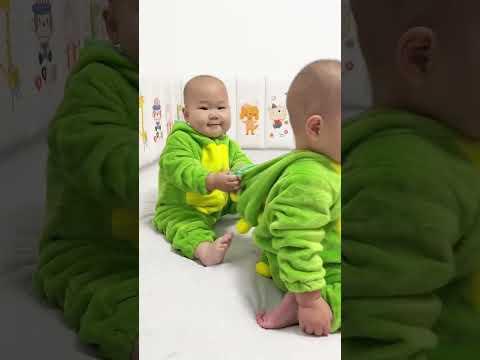 恐龙睡衣的正确使用方式已get！#人类幼崽 #两个皮夹克#cutebaby #funny #萌娃