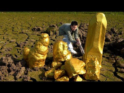 The boy explored the dried up fish pond and unexpectedly found the buried treasure. I'm so lucky