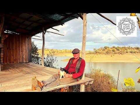 Theo lebt fast völlig autark auf kleiner einsamer Insel in Portugal