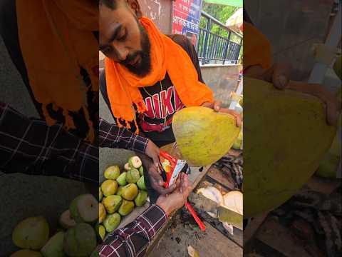 चिप्स के पैकेट में डाल के पिला रहे है नारियल पानी 😱 #shorts #viral #trending #food