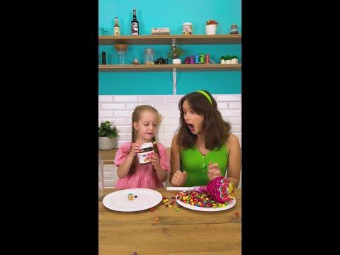 Młodsza siostra daje wszystkie przekąski starszej siostrze! 👧🏼🍭 #przekąska #czekolada #cukierek