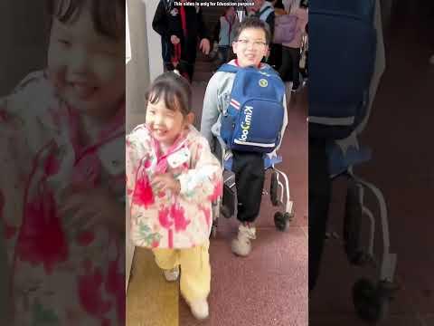 Chinese girl goes to school every day to pick up her brother 😲