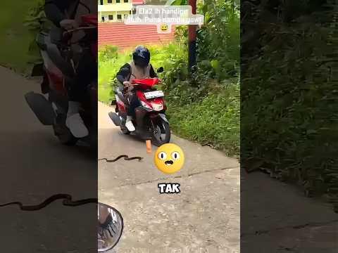 Mbaknyaloh malah salting sendiri😅🤣🤣| #shortsfeed #masasekolah #komedi #momentlucu #funny