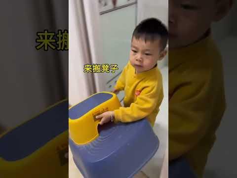 The oil pan caught fire, and the baby used the knowledge his father taught him to put out the fire！