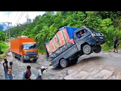 Mobil Jumping Tinggi, Nyaris Terguling Akibat Gagal Nanjak Di Tanjakan Batu Jomba