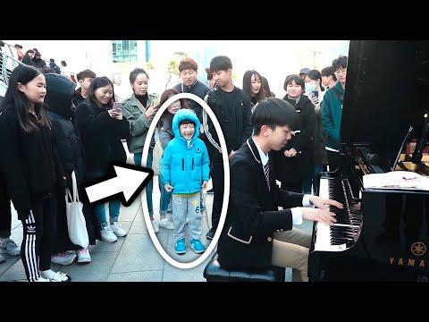 남학생의 미친 피아노 연주에 소년이 저지른 돌발행동 (김광연 버스킹)