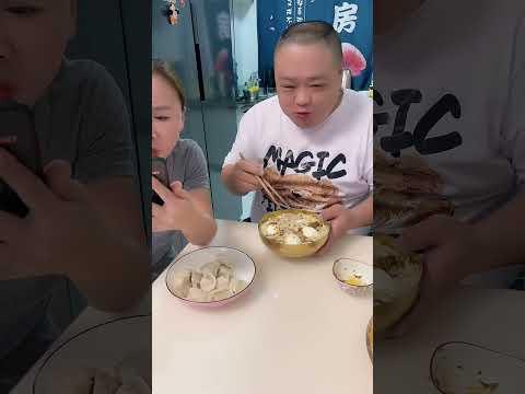 河粉配上饺子，别提有多爱了！#爱美食爱生活 #美食吃播 #搞笑夫妻