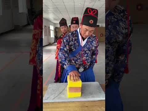 太帅了！猛男捏碎啤酒瓶So Cool! The Tough Guy Crushed The Beer Bottle#Kungfu #Wingchun #Funny #Stunt