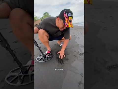 HARTA KARUN TERPENDAM DI PANTAI KERAMAS?!