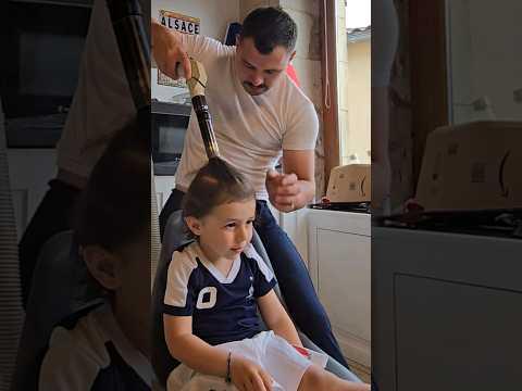 je lui arrache les cheveux 😵