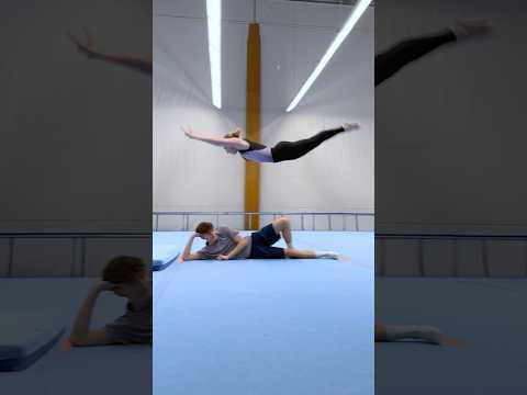KANN ich ÜBER MEINEN FREUND SPRINGEN?! 😳😵‍💫 #turnen #challenge #flugrolle #salto #gymnastics