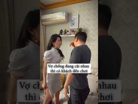 Vợ chồng đang cãi nhau thì có khách đến chơi