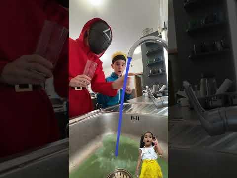 يا ترى العو الغريبه دي بتعمل ايه في الميه وعماله تغير الميه الوان غريبه كده ليه