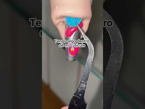Hay algo DENTRO de mi cutícula😰 #nails #naildesign #nailhacks #naildesignathome #shorts #nailtrends