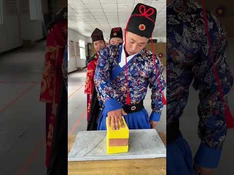 中国功夫：气功绝技，飞牌绝技Chinese Kung Fu: Qigong skills, flying card skills#搞笑 #funny #kungfu #performance