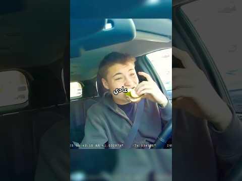 كاميرا السيارة ترصد شرطيًا يخطئ بين الساندويتش والهاتف