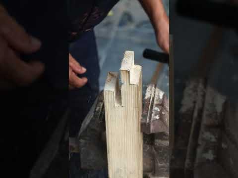 看老师傅如何利用榫卯结构帮人接桌子腿#shorts