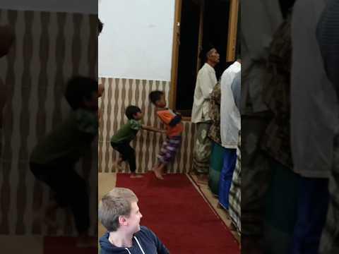 ada ada aja kelakuan bocil pas tarawih😂🤣🤣| #shortsfeed #masasekolah #komedi #momentlucu