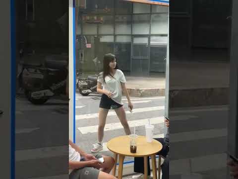 Mọi người nhìn thấy bà chụp ảnh rồi kìa lêu lêu