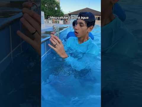 O celular caiu na água, e agora #comedia #shorts