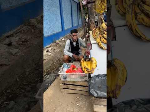 BORONG PISANG PAK ZAINAL YANG BERJUALAN SUDAH 7 KALI KENA MUSIBAH