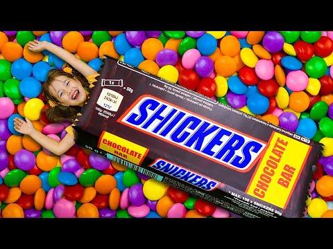 Các bé gái học cách ăn uống lành mạnh với máy ma thuật