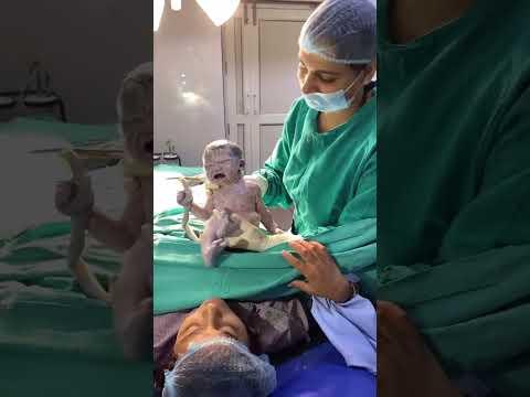 "माँ बनना एक ऐसा अनुभव है जो शब्दों में बयां नहीं किया जा सकता, यह ईश्वर की सबसे बड़ी कृपा है।"