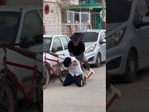 La ESCOBA callejera🤣 #viral #lamanadatv