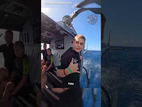 Cậu bé nhảy từ trực thăng xuống biển