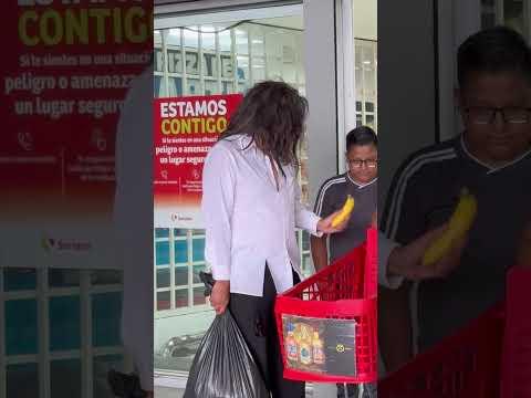 Vagabundo ayuda a familia que lo ayudo con comida 😭🙏❤️