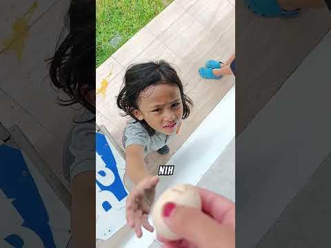 Ketika Mama Coba Bantu Teman Ara Cari Telur Ayam Di Atas Kayu Rumah Kosong. Siapa Yg Mau Telur? ๐ฅ๐